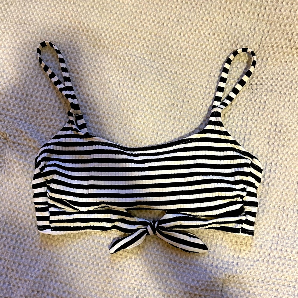 WOMENS BIKINI TOP! Brand: Xhilaration - Size: Medium - Color: White/Black